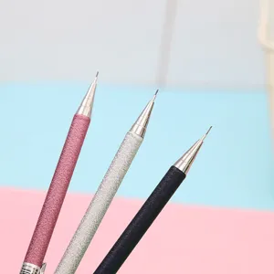 Primo piano di matite meccaniche in metallo smerigliato rosa, argento e scure, punte sottili.