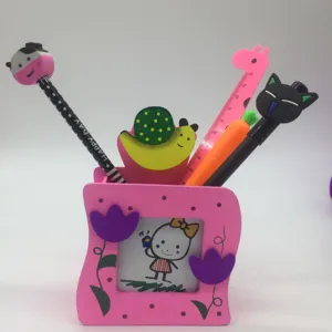 Porta lapices de madera con marco de fotos y bonito juego de papeleria de dibujos.