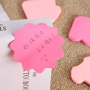 Primo piano dettagliato di simpatici foglietti adesivi rosa con testo scritto a mano.