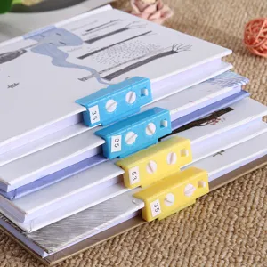 Gedetailleerd overzicht van studentendagboek met cijferslot, fris design, diverse kleuren.