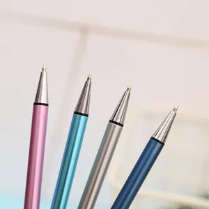 Primo piano di quattro matite meccaniche in metallo colorato con fusti lisci e punte fini.