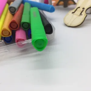 Set di pennarelli triangolari colorati per bambini, acquerelli lavabili in custodia trasparente.