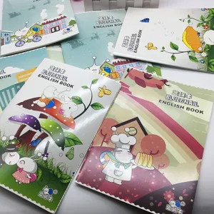 Detailansicht niedlicher bunter Cartoon Schnecken Englisch Hefte für Schüler Briefpapier.