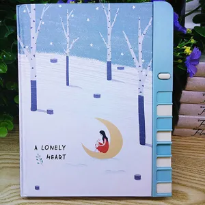 Vue détaillée du carnet de notes créatif avec serrure à touches de piano et couverture.