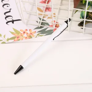 Vista dettagliata di matita meccanica in metallo bianco, elegante penna per studenti con clip nera.