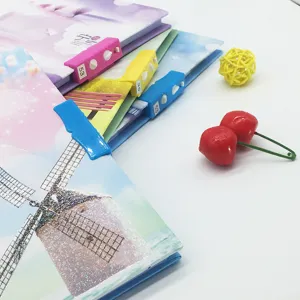 Close-up detail van studenten dagboek notitieboek met combinatie slot clips, briefpapier.