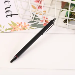 Dettaglio di matita meccanica in metallo nero, texture opaca elegante e clip per scrivere.