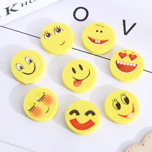 Nahaufnahme süßer Cartoon-Gesicht runder Radiergummis Set, bunte Smileys Schreibwaren Detail.