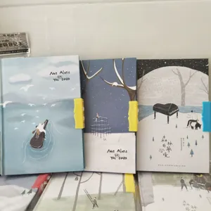 Gedetailleerd overzicht van student creatief dagboek notitieboek, frisse illustratie.