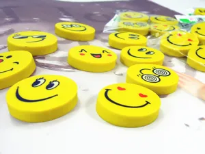 Niedliche gelbe runde Smiley Emoji Radiergummis, lustiges Schul Schreibwaren Geschenk.