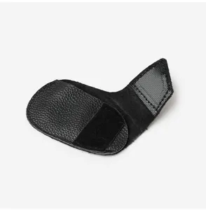 Primer plano detallado de la funda para palo de golf de cuero con cierre de velcro.