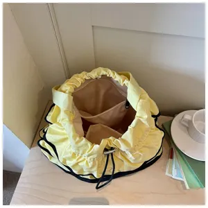 Sac seau plissé jaune bandoulière, grand sac fourre-tout en tissu pour femmes quotidien.