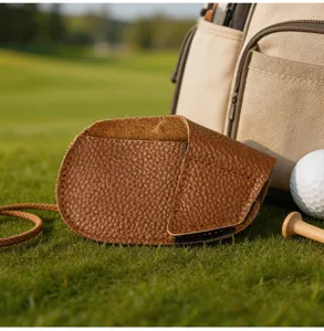 Detalle de tarjetero de golf de cuero marrón, material texturizado premium para accesorios.