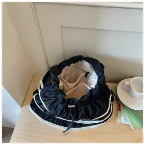 Vue rapprochee detaillee montrant la poche interieure et le cordon du sac plisse noir.
