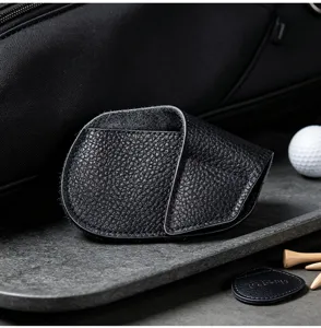 Bolsa de cuero negro para soporte de tees de golf, accesorio texturizado premium para deporte.