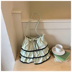 Vue détaillée du sac seau à bandoulière à volants superposés vert avec cordon de serrage.
