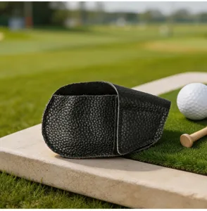 Primer plano de la textura de cuero negro de la funda para palo de golf y detalles finos.