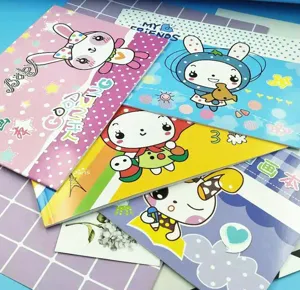 Primer plano detallado de cuadernos de dibujo B5 coloridos con bonitos diseños de conejos para niños.