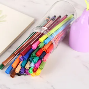 Vista detallada de rotuladores de colores ordenados en un frasco transparente para dibujar.