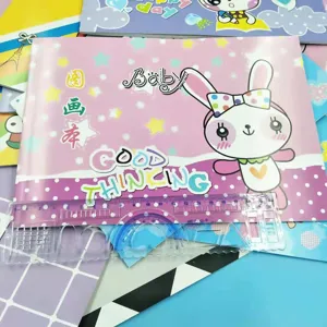 Vista detallada del cuaderno de dibujo rosa con regla y diseño de conejito para los niños.