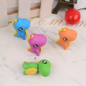 Close-up van schattige cartoon dinosaurus gummetjes in meerdere kleuren, creatieve set.