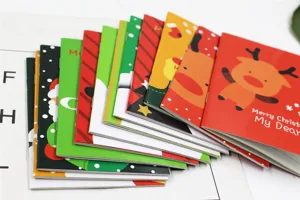 Detailansicht eines Stapels bunter Weihnachtsmini-Notizbücher, süßer Urlaubsgeschenk-Block