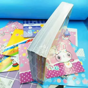 Detalle en primer plano de cuadernos de dibujo B5 de dibujos animados para niños creativos.
