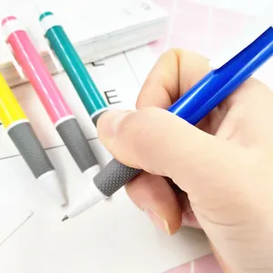 Nahaufnahme des Kugelschreibers mit bequemem Gummigriff und flüssigem Schreibgefühl.