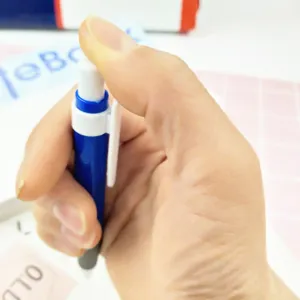 Nahaufnahme Detail eines blau-weißen Retraktierkugelschreibers aus Plastik für Bürobedarf.