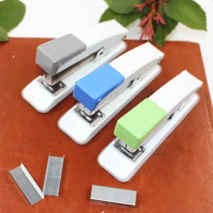 Agrafeuses de bureau minimalistes colorées avec des agrafes sur cuir, vue détaillée.