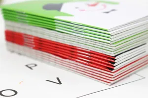 Nahaufnahme von bunten gestapelten Weihnachtstaschennotizbüchern mit festlichem Schneemann.