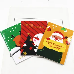 Detailansicht von drei süßen Weihnachtstaschennotizbüchern mit Rentier und Weihnachtsmann.