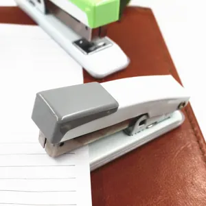 Agrafeuse de bureau classique avec construction durable en métal et plastique pour le papier.