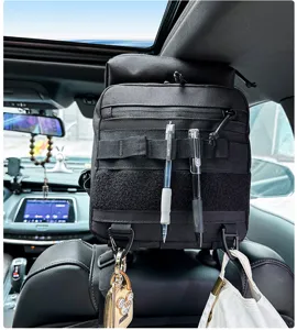 Organizador táctico negro para respaldo de asiento de coche con correas MOLLE y múltiples bolsillos.