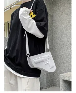 Bolso cruzado de cuero PU para hombre diseño pistola, estilo moto muy moderno.
