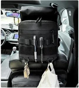 Detalle del organizador de asiento de coche táctico con correas MOLLE y portalápices.