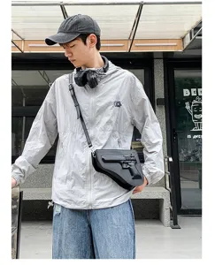 Vista detallada del bolso cruzado único en forma de pistola para hombre, de cuero PU genial.