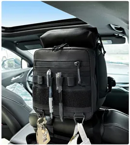 Vista detallada del organizador para asiento de coche táctico negro con sistema MOLLE.