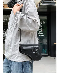 Bolso bandolera de hombre en cuero PU negro con relieve de pistola, estilo urbano.