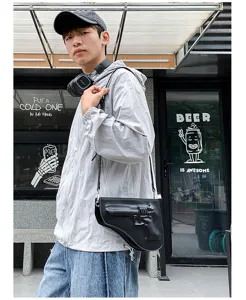 Bolso cruzado de cuero PU negro para hombre con diseño de pistola único y moda.