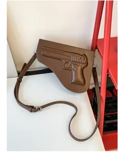Bolso bandolera de cuero PU marrón para hombre con diseño en relieve de pistola y correa ajustable.