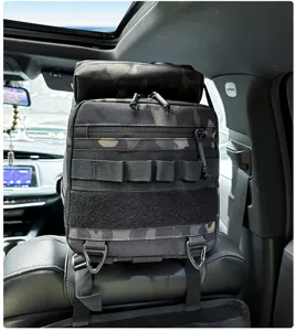 Vista detallada de bolsa de almacenamiento tactica para asiento con correas molle camu.