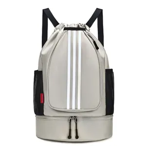 Grauer Kordelzug Sportrucksack mit Bodenfach, verstellbaren Schultergurten und Netztaschen.
