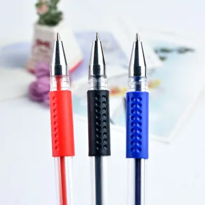 Primo piano di penne gel multicolore con punte in metallo liscio e comode impugnature.