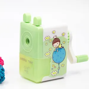 Detailansicht des grünen Hand-Bleistiftspitzers mit süßem Cartoon-Ballon-Design für Schüler.