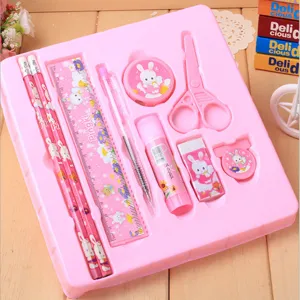 Kinder Schreibwaren Set in Rosa mit Stiften, Lineal, Schere, Radierer und süßem Hasen-Design.