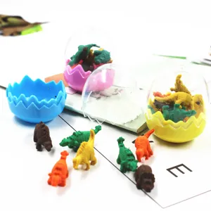 Vue détaillée de gommes dinosaures en oeuf plastique, cadeau de papeterie parfait pour les enfants.