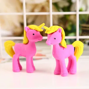 Primo piano dettagliato di simpatiche gomme unicorno in rosa e giallo per bambini e studenti.