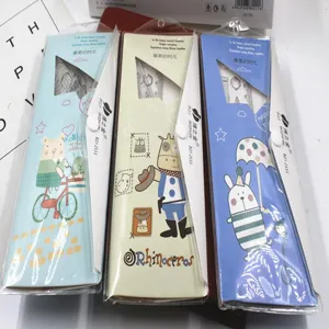 Vue détaillée d'un ensemble de règles transparentes, papeterie scolaire avec de jolis motifs.