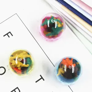 Ensemble créatif de mini gommes dinosaure en capsules, cadeau scolaire amusant pour enfants.